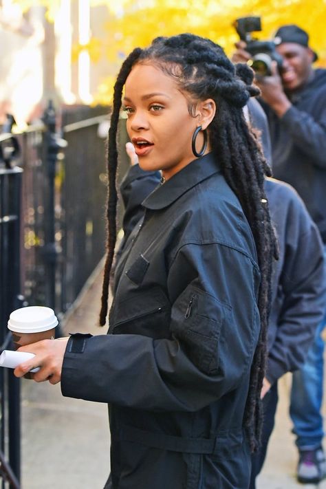 Rihanna Faux Locs, Rihanna Dreads, Rihanna Dreadlocks, Faux Dreads, Looks Rihanna, Faux Locs Hairstyles, Pelo Afro, Video Shoot, Dreadlock Hairstyles