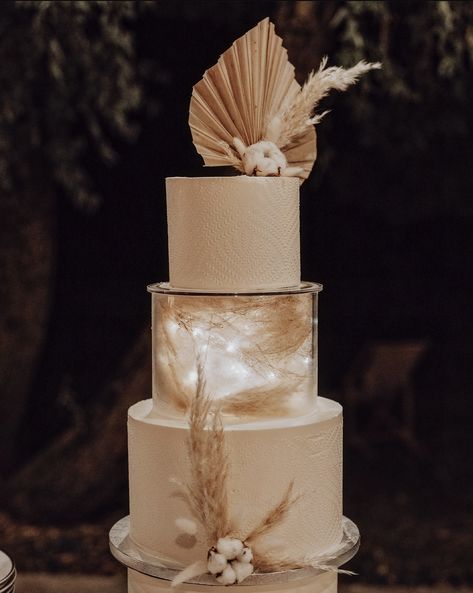 Rustic Cake Design Wedding, Two Tier Boho Wedding Cake, Wedding Cake Boheme, Pampas Wedding Cake, Boho Wedding Cake Ideas, Wedding Cake Neutral, Golden Anniversary Cake, Glamorous Wedding Cakes, Grass Cake