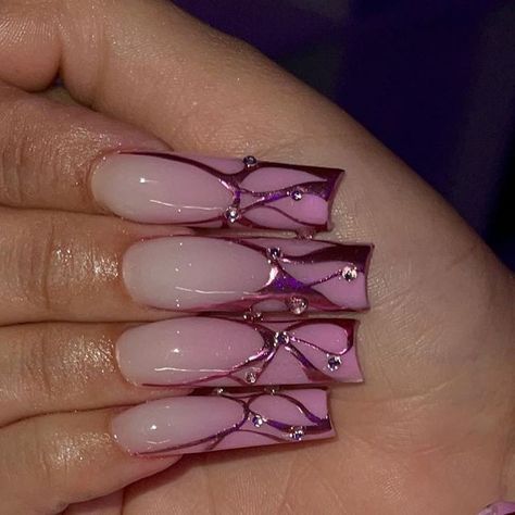 arelly💫 on Instagram: "Ombré with a touch of chrome 🪄 #acrylicnails #chromenails #nonailsnolife" Taurus Birthday Nails, Concert Nails, Chrome Design, Pink Chrome Nails, Ombre Acrylic Nails, Short Square Acrylic Nails, Dope Nail Designs, Long Square Acrylic Nails, Unique Acrylic Nails