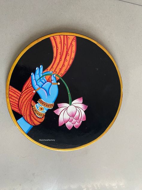 Pichwai Painting Krishna, Wood Plate Painting, Pichwai Art Paintings Krishna, Wooden Plate Painting Ideas, Pichwai Paintings Motifs Printable, Plate Painting Ideas Indian, Lord Krishna Rangoli, Pichwai Rangoli, Krishna Hand Painting