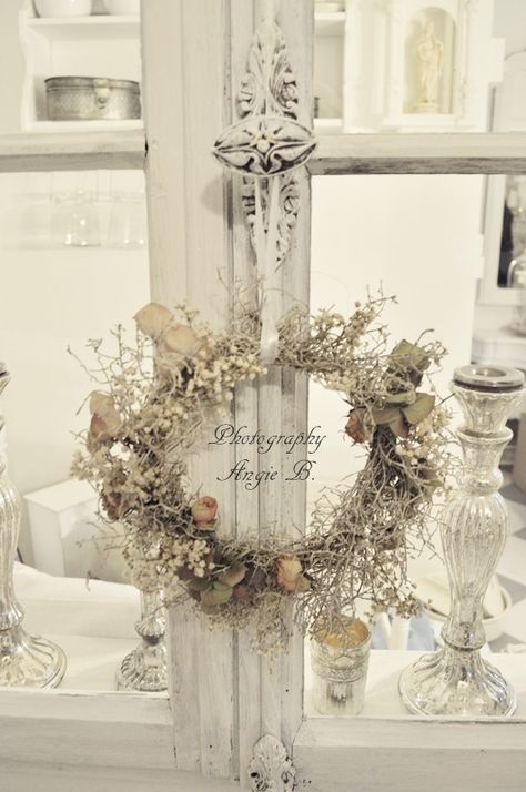 shabby chic..love to see white on white on white Baños Shabby Chic, Winter Decor Ideas, Cocina Shabby Chic, Styl Shabby Chic, Decoration Shabby, Cottage Shabby Chic, Vintage Wreath, Estilo Shabby Chic, Shabby Chic Interiors