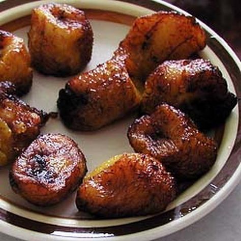 Fried Sweet Plantains -- Plátanos Maduros with 480 calories. Fried Sweet Plantains, Sweet Plantains, Cuban Dishes, Plantain Recipes, Cuban Cuisine, Fried Bananas, Haitian Food Recipes, Cooking Bacon, Hispanic Food