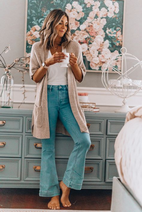 The Flare Jean Trend and 16 Ways to Wear Them - Lillies and Lashes Wide Leg Jean Outfits, Flare Jeans Outfit, Wide Leg Jeans Outfit, Jeans Trend, Jeans Outfit Fall, Look Jean, Mode Hippie, Estilo Hippie, Mode Boho