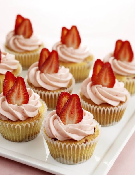 Receta de Cupcakes De Fresa - Pasteles D' Lulú Cupcakes With Strawberry On Top, Cupcake With Strawberry On Top, Strawberry Swirl Cupcakes, Cupcakes With Strawberries On Top, Cupcakes With Strawberries, Muffin Strawberry, Cupcakes Icing, Honey Cupcakes, Cupcake Toppings