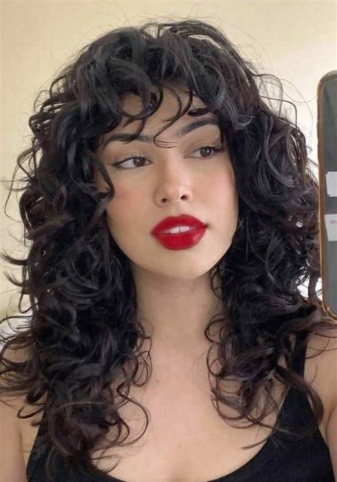 Estos son los 12 cortes de pelo más favorecedores si tienes el pelo rizado Long Curly Haircuts, Natural Curly Hair Cuts, Layered Haircuts With Bangs, Layered Hair With Bangs, Layered Curly Hair, Curly Hair Photos, Haircuts For Wavy Hair, Hair With Bangs, Haircuts For Curly Hair