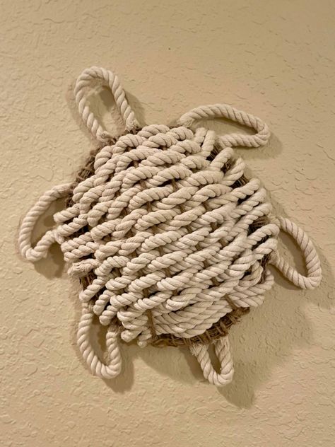 A rope sea turtle wreath DIY using a dollar tree grapevine wreath form, wired jute and nautical rope. Family Tree Wreath Ideas, Coastal Wreath Diy, Diy Nautical Wreath, Driftwood Wreath Diy, Turtle Crafts For Adults, Beachy Recipes, Beach Wreath Ideas, Sea Turtle Crafts, Things To Do With Sea Shells