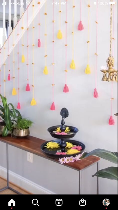 House Warming Backdrop Ideas Indian, Diwali Backdrop Ideas For Home, Housewarming Decorations Indian Simple, House Warming Decorations Indian Simple, Welcome Decoration Ideas Home Indian, Aesthetic Holi, House Warming Decorations Indian, Pooja Decoration Ideas At Home, Onam Decor