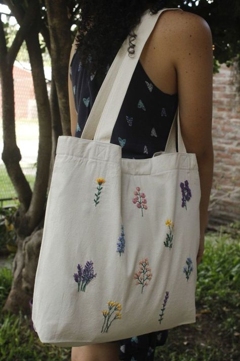 Tod Bag, Tods Bag, Simple Hand Embroidery Patterns, Diy Tote, Diy Bag Designs, Canvas Cosmetic Bag, Painted Tote, Embroidered Tote Bag, Fabric Stamping