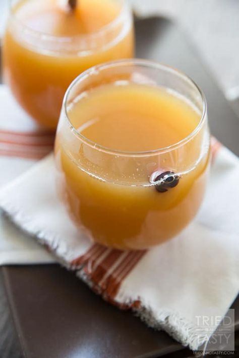 Healthy Citrus Wassail // Warm up with this cozy citrus drink this winter. Non-alcoholic makes it great for the whole family to enjoy. Made without any refined-sugar it's the perfect alternative to the typical sugar loaded drinks! | Tried and Tasty Warm Winter Drinks Non Alcoholic, Warm Drinks For Winter, Warm Drinks Recipes, Winter Drink Recipes, Warm Winter Drinks, Citrus Drinks, Winter Drink, Warm Drinks, Holiday Foods