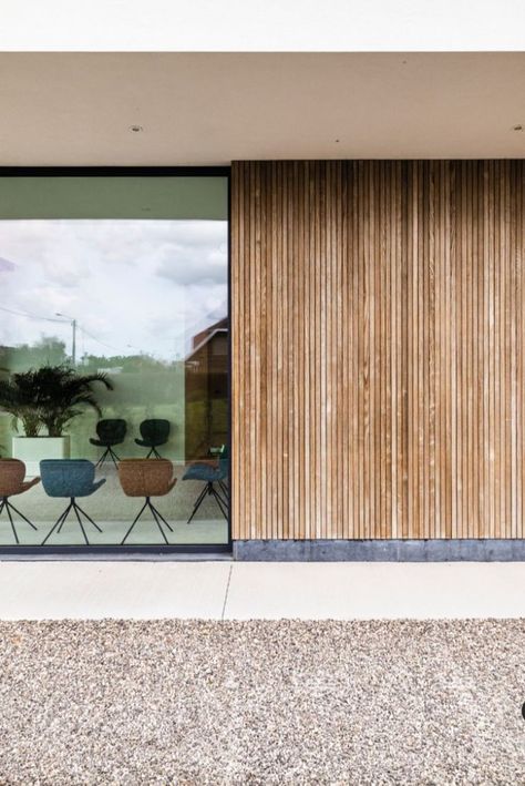 Product category: Timber cladding Wood type: HOTwood ash Profile: Fine line (QuickClip®) - SV3QC Finish: Pre-weathered wood Architect: Architectenbureau Hoet, Diksmuide Installation: Gamme bv, Diksmuide Photography: Andreas Vanhauwaert Fotografie, Kachtem #timber #clading #wood #office Larch Cladding, Wood Facade, Cedar Cladding, House Cladding, House Extension Design, Wood Cladding, Timber Cladding, Exterior Cladding, Minimalist Architecture