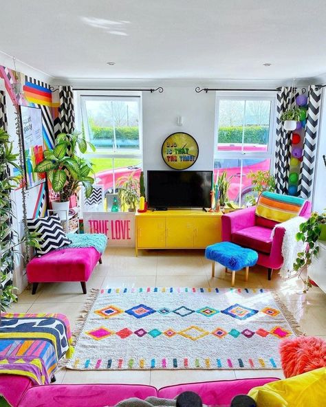 Electric Room Decor, Colorful Minimalist Home Decor, Colorful Apartment Living Room, Rainbow Living Room, Funky Retro Bedroom, Colorful Maximalist Bedroom, Colorful House Decor, Colorful Apartment Decor, Quirky Living Room