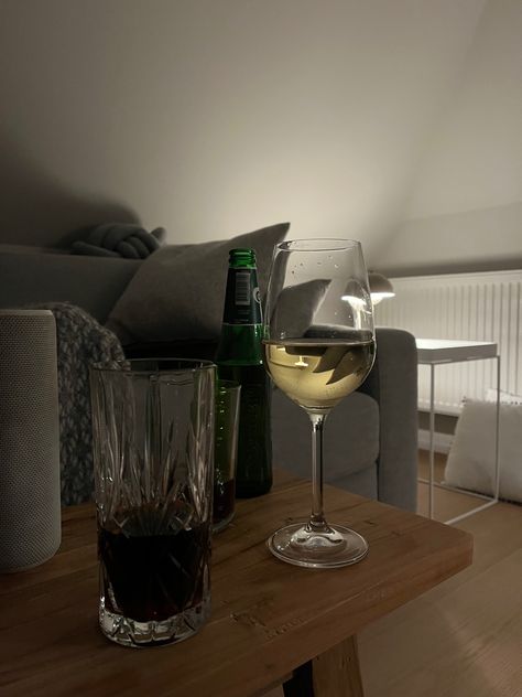 friends night with drinks white wine and beer coke zero nachtmann scandi interior design cozy aesthetic minimalism neutrals Beer Night Aesthetic, Beer Aesthetic Drinking, Beer Aesthetic Drinking Night, White Wine Aesthetic Night, Scandi Interior Design, Scandi Interior, Friends Night, Scandi Interiors, Coke Zero