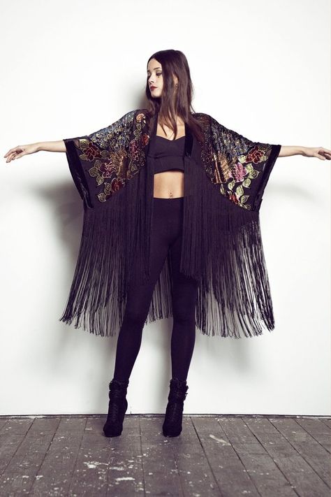 Long FRINGE Kimono. Gorgeous shawl (NOT Stevie Nicks obviously. But very Stevie style lol) Velvet Fringe Kimono, Velvet Fringe, Look Boho Chic, Mode Kimono, Fringe Kimono, Estilo Hippie, Stil Boho, Salwar Kamiz, Mode Boho