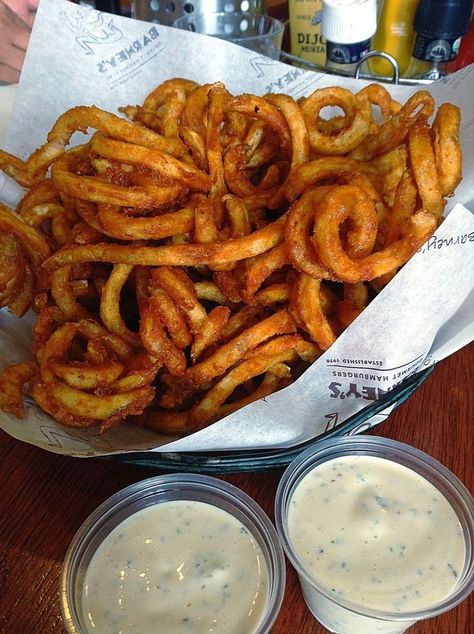 Curly Fries, Food Babe, Delicacy Food, Food Therapy, Yummy Comfort Food, Onion Rings, Food Obsession, Cafe Food, Pretty Food