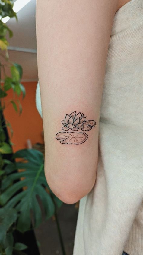 Lily Pad And Frog Tattoo, Lily Pad Tattoo Simple, Lilypad Tattoo, Lily Pad Tattoo, Back Tattoo Women Spine, Sticker Sleeve, Water Lily Tattoos, Cute Hand Tattoos, Elbow Tattoos