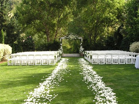 Gorgeous white rose petal ceremony aisle! Weddings Forest, Bedroom Cottagecore, Cottagecore Bedroom, Cottagecore Wallpaper, Fashion Cottagecore, Cottagecore Room, Weddings Outdoor, Weddings Dress, Garden Wedding Ideas