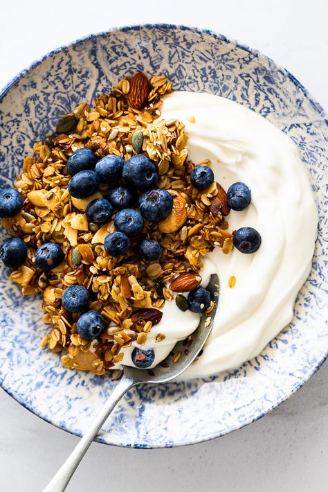 Easy cashew coconut granola - Simply Delicious Coconut Granola Recipe, Healthy Homemade Granola, How To Make Granola, Homemade Granola Healthy, Easy Blueberry Muffins, Healthy Blueberry Muffins, Baked Granola, Big Jar, Yogurt Breakfast