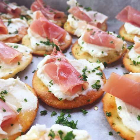 Ricotta and Prosciutto Cracker Appetizer via @tipjunkie Prosciutto Appetizer, Appetizer Christmas, Crackers Appetizers, Baked Appetizers, Perfect Christmas Dinner, Holiday Appetizers Easy, Christmas Appetizers Party, Small Appetizers, Fingerfood Party