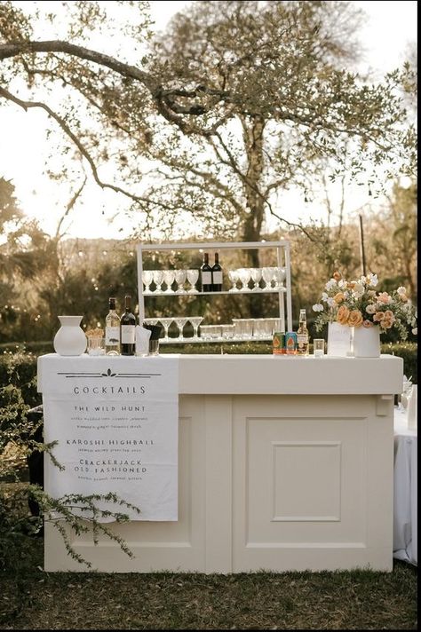 Cocktail Bar Cart Wedding, Wedding Cocktail Bar Ideas, Wedding Drink Cart, Cocktail Bar Wedding Drink Stations, Timeless Backyard Wedding, Garden Party Wedding Signage, White Bar Wedding, Outdoor Bar Cart Ideas, Welcome Drinks Wedding