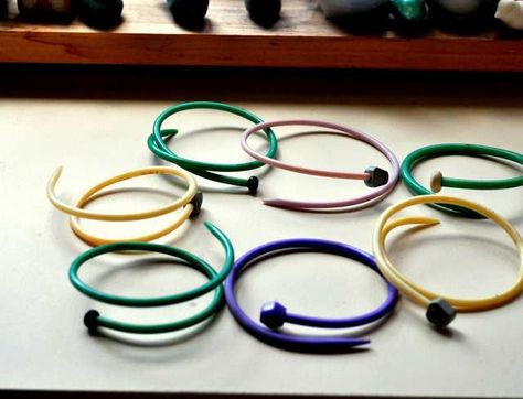 Diy Knitting Needles, Wire Jig, Cutlery Art, Knitting Notions, Needle Crafts, Fun Bracelet, Craft Jewelry, Knitting Needle, Funky Jewelry