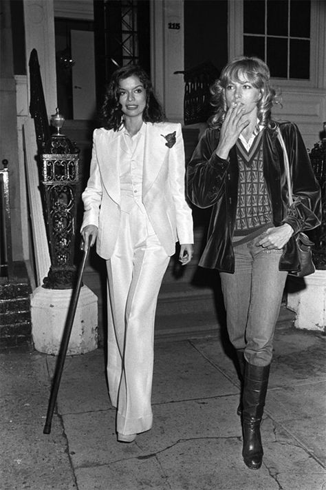 Bianca Jagger in YSL's insanely chic white Le Smoking, with French model Nathalie Delon. Style Année 70, Bianca Jagger, Charlotte Rampling, White Tuxedo, White Suit, Mode Boho, Retro Mode, Stil Inspiration, 1970s Fashion