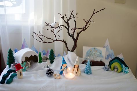 #jaartafel #seizoentafel #jahreszeitentisch Waldorf Christmas, Winter Table Centerpieces, Waldorf Nature Table, Table Vignettes, Diy Felt Christmas Ornaments, Liturgical Year, Table Calendar, Waldorf Crafts, Girl Gnome