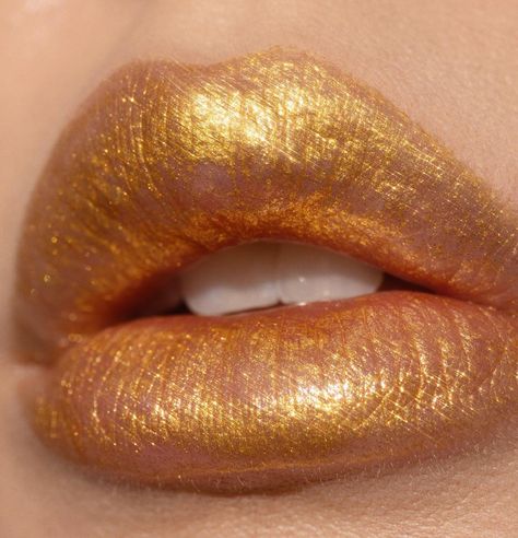 Yellow Lipstick Makeup, Gold Lipstick Looks, Golden Goddess Makeup Look, Yellow Fairy Makeup, Goldilocks Makeup, Gold Eyes Aesthetic, Gold Aesthetic Makeup, Leon Outfit, White And Gold Makeup