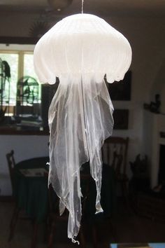 40 DIY Plastic Bag Recycling Projects Mystery Island, Plastic Bag Crafts, Diy Jellyfish, Turtle Stuff, Jellyfish Decorations, Jellyfish Light, Jellyfish Craft, Jellyfish Lamp, Jellyfish Design