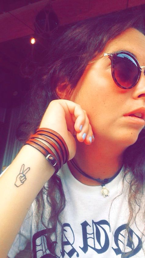 Peace sign Finger Peace Sign Tattoo, Peace Out Tattoo, Peace Sign Tattoo Hand, Peace Hand Tattoo, Hand Peace Sign Tattoo, Peace Tattoos For Women, Hippie Tattoos, Peace Sign Tattoo, Peace Sign Tattoos