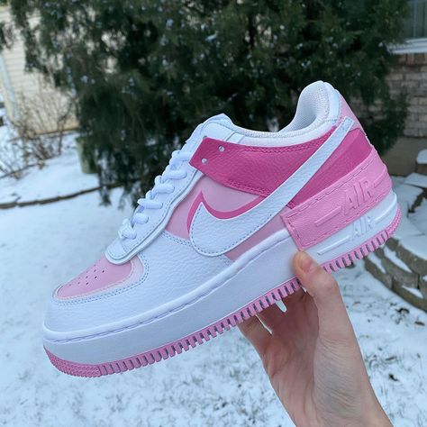 Barbie Pink Shoes, Pink Air Force 1, Water Resistant Shoes, Pink Nike Shoes, Nike Shoes Girls, Barbie Shoes, Shoes For Girls, Barbie Style, Cute Sneakers