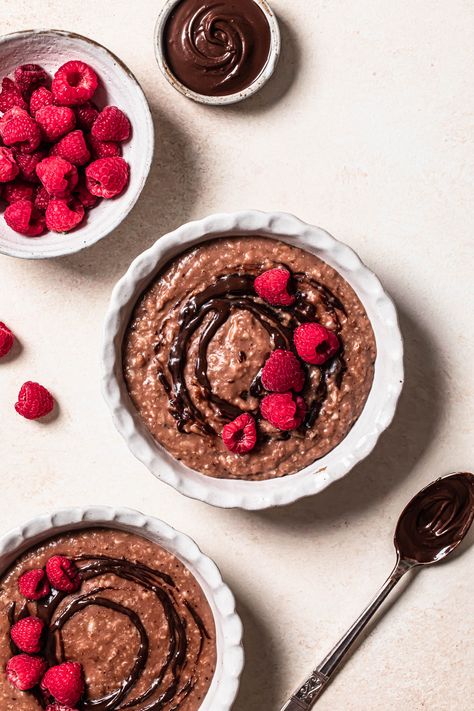 A "Nutella" Porridge recipe that is made using rolled oats and a healthy chocolate hazelnut spread, topped with raspberries! This chocolate porridge recipe is delicious and luxurious while being dairy free, refined sugar free and healthy! Nutella Porridge, Christmas Porridge, Porridge Toppings, Nutella Raspberry, Chocolate Porridge, Chia Puddings, Healthy Nutella, Nordic Recipe, Chocolate Apples