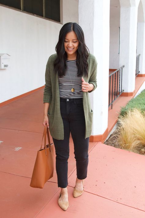 Casual Chic Outfits Midsize, Business Casual Rainy Day Outfits Spring, Casual Teacher Outfits Midsize, Tan Flats Outfit Work, Straight Leg Black Pants Outfit, Black Straight Leg Pants Outfit, Straight Leg Black Jeans Outfits, Suede Flats Outfit, Business Casual Jeans Outfit