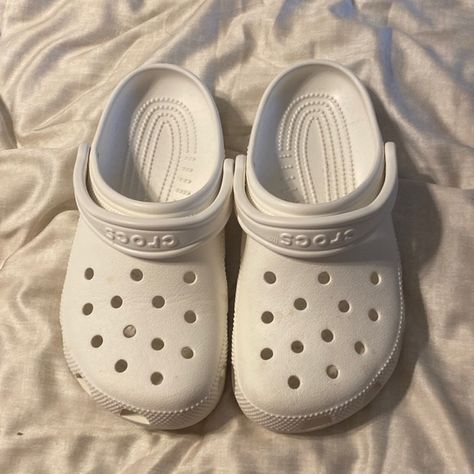 White crocs Crocs Aesthetic, White Crocs, Crocs Fashion, Dr Shoes, Preppy Shoes, Pretty Shoes Sneakers, Shoe Wishlist, Fresh Shoes, Shoe Inspo