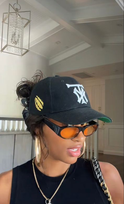 Orange shades gold hoops , Kendra bailey , claw clip, Straight And Wavy Hair, Cap Hairstyles, Cap Outfit, Clip Hairstyles, Athleisure Outfits, Streetwear Fashion Women, Outfits With Hats, How To Pose, Looks Style