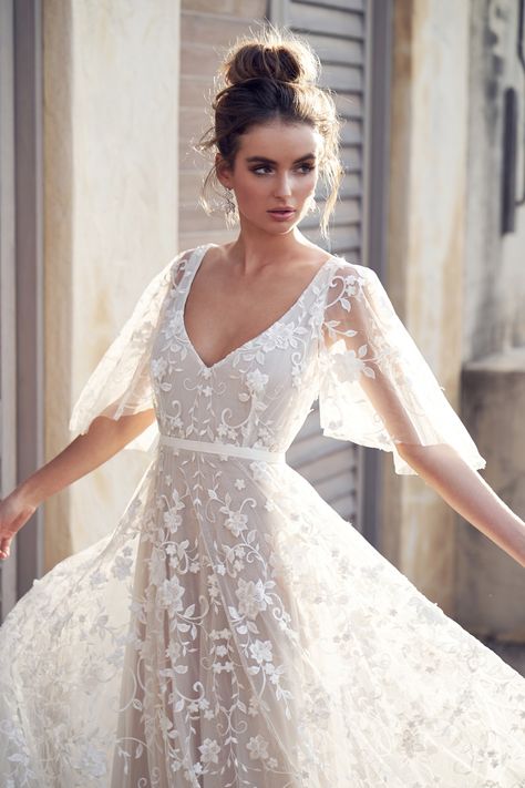 Backless Bridal Dresses, Anna Campbell Wedding Dress, Vintage Evening Gowns, Wedding Dress Brands, Short Sleeve Wedding Dress, Chic Wedding Dresses, White Lace Wedding Dress, Anna Campbell, Wedding Gowns With Sleeves