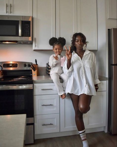 Black Mom Asthetic Picture, Beach Inspo Pics Family, Black Mom Aesthetic, Hard Decision, 2 Daughters, Black Motherhood, Mommy And Daughter, Mommy And Baby Pictures, Mommy Moments