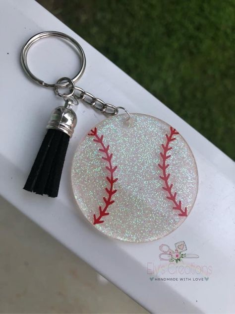 Sports Resin Ideas, Sports Keychains Diy, Baseball Keychain Diy, Baseball Acrylic Keychain, Soccer Acrylic Keychain, Diy Crafts Keychain, Acrylic Keychains, Simply Chic, Diy Resin Art