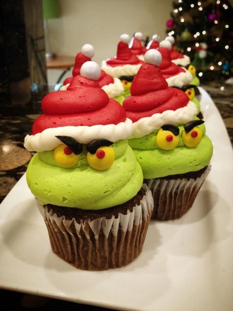 Grinch Cupcakes, Cupcake Receptek, Grinch Cake, Jul Mad, Grinch Christmas Party, Dessert Parfait, Think Food, Deilig Mat, Christmas Party Food