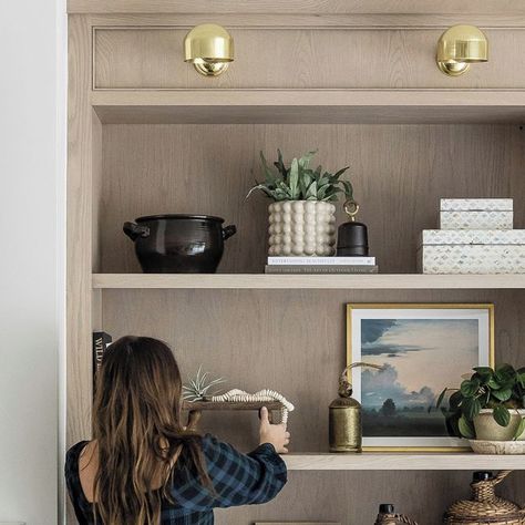 Mindy Gayer Design Co. on Instagram: "Reeded details and layered shelves create a textural and inviting space in the #mgdxnelliegail family room. #mindygayerdesign { Image by: @vlentine }⁣ #shelfie #shelfstyling #doingneutralright #customcabinetry #mybeigelife #neutralhome #prettylittleinteriors #interior_and_living #interiordetails #interiorforlovers" Layered Shelves, Mindy Gayer Design, Shelf Styling, Custom Cabinetry, Built Ins, Interior Details, Family Room, Built In, Shelves