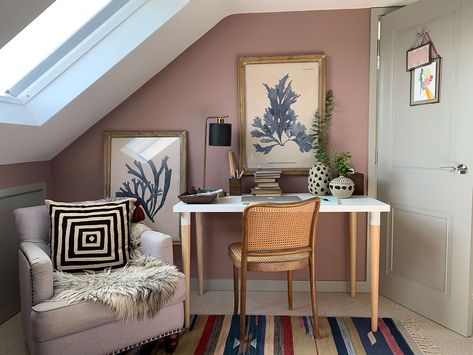 As working from home continues to be the new normal, we have partnered with Oka to add style and personality to our own home offices – and help to inspire your study space, too. This is Ros' home office space in her eaves bedroom painted in Sulking Room Pink by Farrow & Ball. Cosy Home Office, Farrow And Ball Bedroom, Spare Room Office, Office Styling, Snug Room, Office Paint, Loft Office, Cozy Home Office, Office Guest Room