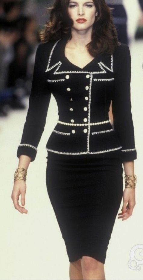 90s Runway Fashion, Runway Fashion Couture, Mode Chanel, Original Supermodels, Runway Outfits, Chanel Vintage, Chanel Fashion, Mode Vintage, Elegant Outfit