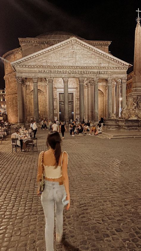 Pantheon Photo Ideas, Pantheon Rome Photo Ideas, Rome Photo Inspiration, Photos To Take In Rome, Pictures To Take In Rome, Rome Italy Aesthetic Outfits, Rome Photo Spots, Rome Italy Picture Ideas, Rome Pose Ideas