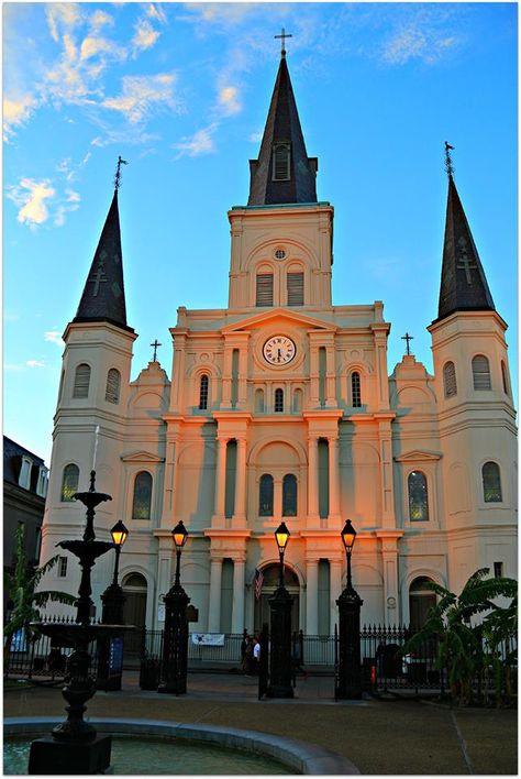 Jackson Square Nouvelle Orleans, St Louis Cathedral, Queen Of The South, Visit New Orleans, Jackson Square, New Orleans Travel, Cultural Capital, Interesting Places, French Quarter