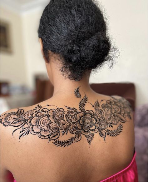 Bridal Henna Somali, Henna Designs Wedding Brides, Somali Bridal Henna, Jaguar Henna, Neck Henna Designs, Somali Henna Designs, Henna Designs Somali, Somali Henna, Neck Henna