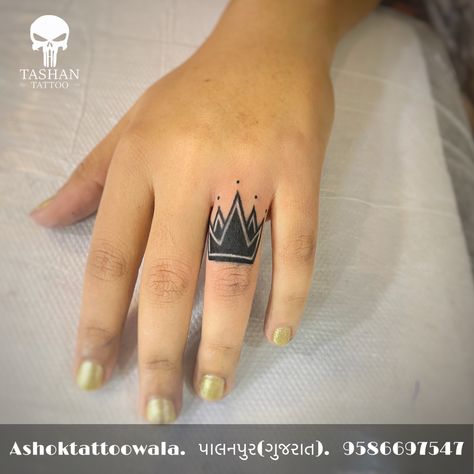 Cover Up For Finger Tattoos, Crown Tattoos For Women On Finger, Coverup Finger Tattoo, Cover Up Finger Tattoos For Women, Finger Tattoos Crown, Finger Coverup Tattoo, Finger Tattoo Coverup, Finger Tattoos Cover Up, Ring Finger Tattoo Cover Up