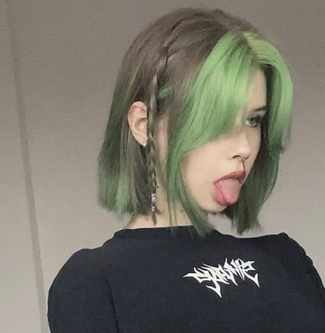 Short Green Hair, Short Dyed Hair, Green Hair Dye, Hair Color Options, Semi Permanent Hair Color, Pretty Hair Color, Dye My Hair, Permanent Hair Color, Hair Dye Colors