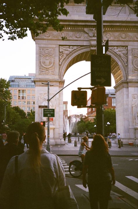 Film Photos Aesthetic, Into The Wild, Concrete Jungle, Jolie Photo, Oui Oui, European Summer, City Aesthetic, Travel Inspo, Pretty Places