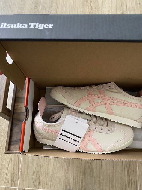 𝟅𝟈 (@prettyandsmarty) on X Onitsuka Tiger Outfit, Tiger Outfit, Onitsuka Tiger Shoes, Tiger Shoes, Onitsuka Tiger, Pink Shoes, Dream Wardrobe, Cute Shoes, Capsule Wardrobe