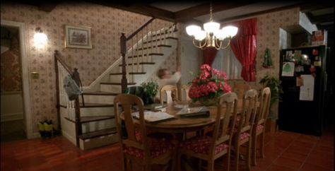 Tour the "Home Alone" Christmas Movie House Home Alone House, Home Alone 1, 90s House, Kitchen Eating Areas, Home Alone Movie, Home Alone Christmas, 90s Home, 13 Days, Interior Photo