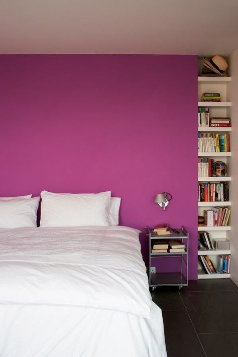 Une chambre en couleur pour le printemps - Marie Claire Maison Magenta Bedrooms, Wall Behind Bed, Bookshelves In Bedroom, Bedroom Color Combination, Purple Wall, Deco Bedroom, Pink Bedrooms, Door Design Modern, Color Magenta